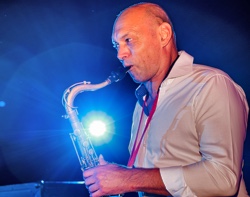 Saxophonist Arno Haas mit FRESH Party, Soul und Motown Band Mallorca in der Event Finca Son Tugores