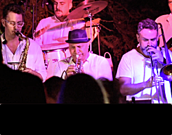 Saxophone, Trumpete und Posaune mit FRESH Party, Soul und Motown Band Mallorca in der Event Finca Biniagual