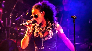 soul and rock singer Carmen Purperhart of FRESH party, soul and motown live music band from Majorca