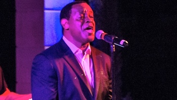 soul and motown singer Elon Jackson Bivins of FRESH party, soul and motown live music band from Majorca