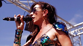 Top40 und Soul Sängerin Lisa Rudy mit FRESH Party, Soul und Motown Band Mallorca im Mhares Beachlub bei Palma