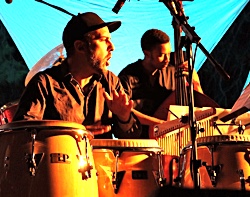 Perkussionist und Schlagzeuger Pep Lluis Garcia mit FRESH Party, Soul und Motown Band Mallorca im Restaurant Maxime im Golf Val D'or
