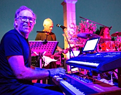 Keyboarder und Pianist Rony B. von FRESH Party, Soul und Motown Band Mallorca im Hotel Castillo Son Vida in Palma