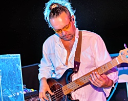 Bassist Steve Bergendy von FRESH Party, Soul und Motown Band Mallorca in Port Adriano