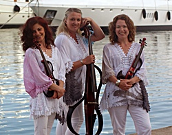 Geige, Bratsche und Cello mit FRESH Party, Soul und Motown Band Mallorca in der Iglesia Nova in Son Servera