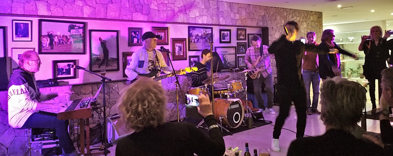 top40 singer at Jam session of FRESH Party, Soul and Motown Live Music Band Majorca